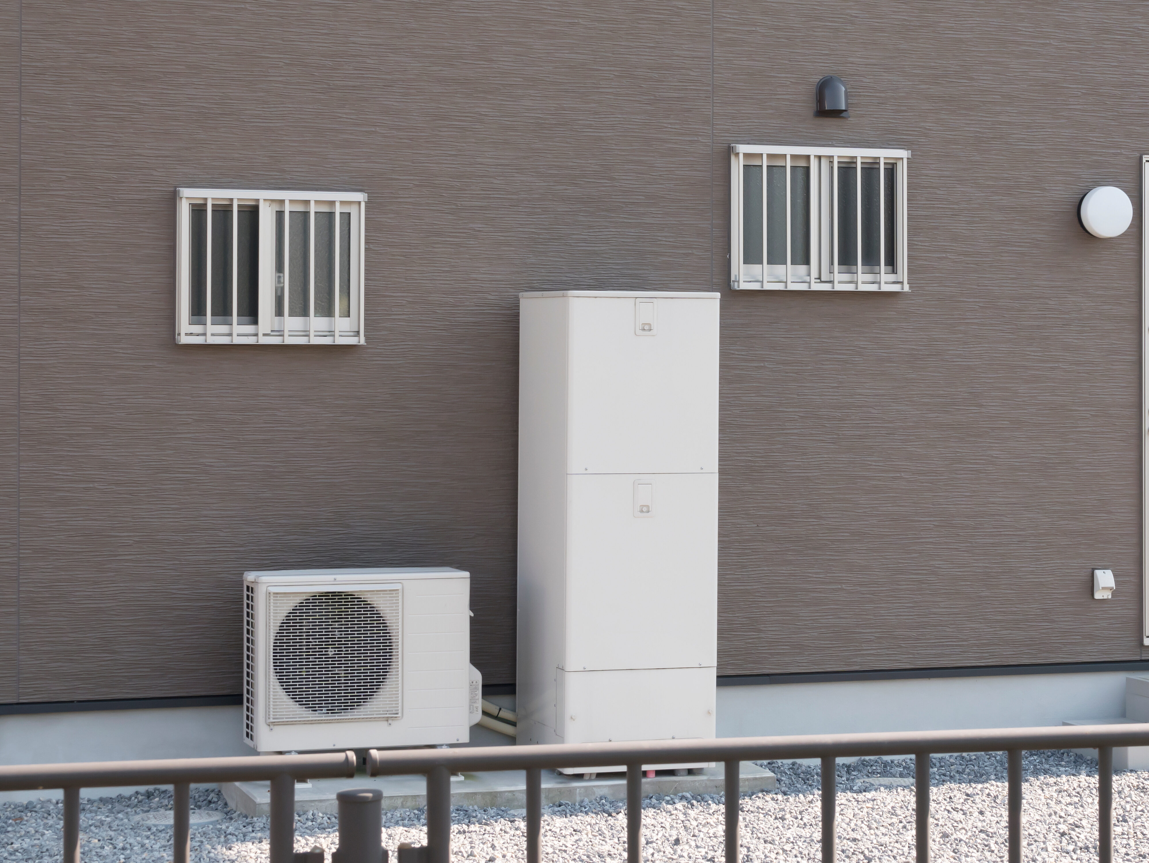 住宅設備　給湯器　エコキュートとエアコン室外機　オール電化住宅